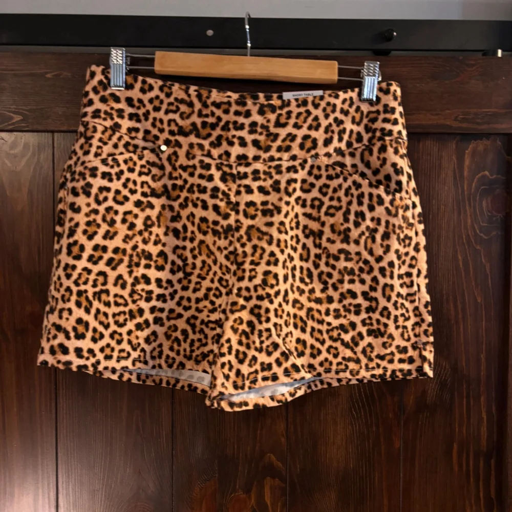 I.N.C. International Concepts Women's Leopard Mid-Rise Pull-On Shorts NWT - Picture 4 of 7